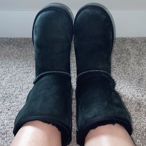 Ugg Classic Short Boots in Black, Size 8